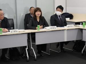 議論する様子