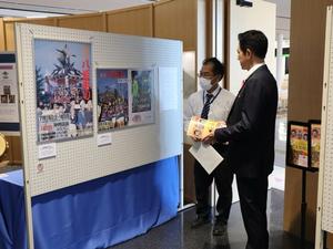 文化財展を鑑賞する市長