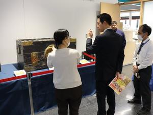 展示会場で職員に質問をする市長