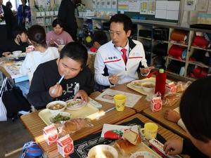 おいしそうにグラタンを食べる尾島琥太郎くんを隣で見つめる市長