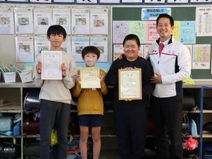 受賞した賞状を手にした児童らと市長との記念撮影
