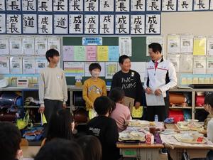 受賞した児童と笑顔で話をする市長