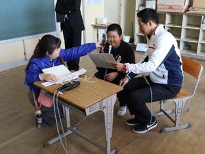 こしがやFMの取材に応じる尾島くんと市長
