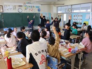 みんなで楽しく給食を食べる様子