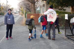 児童の頭をなでる市長