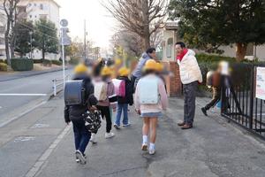 登校する児童に挨拶をする市長