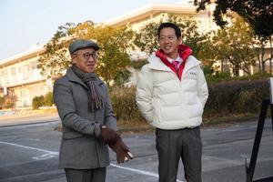 清水校長先生と話をする市長