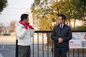 増田教頭先生と話をする市長