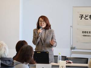 蟇田さんが講演する様子