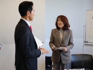 蟇田さんと話をする市長