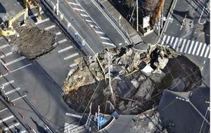 八潮市道路陥没事故現場