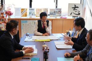 担当課と対応活動の協議をする市長