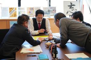 担当課と対応活動の協議をする市長