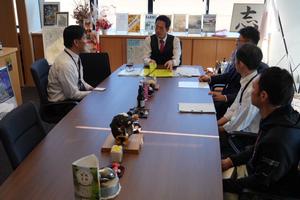 担当課と対応活動の協議をする市長