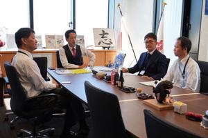担当課と対応活動の協議をする市長