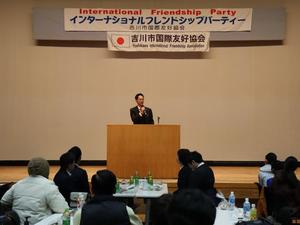 壇上で挨拶をする市長