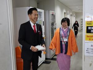 国際友好協会会長と談笑する市長