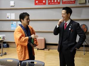 国際友好協会の方と談笑する市長