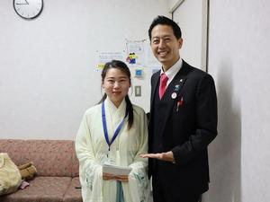参加者と記念撮影する市長