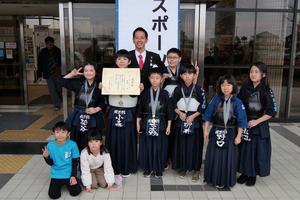 中央公民館入口にて受賞者と市長との記念撮影