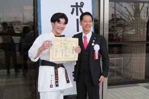 中央公民館入口にて受賞者と市長との記念撮影