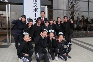 中央公民館入口にて受賞者と市長との記念撮影