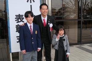 中央公民館入口にて受賞者と市長との記念撮影