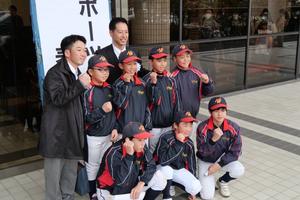 中央公民館入口にて受賞者と市長との記念撮影