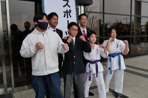 中央公民館入口にて受賞者と市長との記念撮影