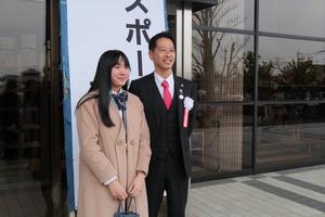 中央公民館入口にて受賞者と市長との記念撮影