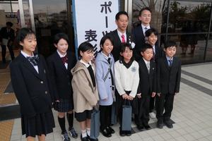 中央公民館入口にて受賞者と市長との記念撮影