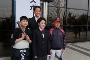 中央公民館入口にて受賞者と市長との記念撮影