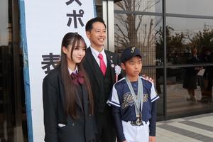 中央公民館入口にて受賞者と市長との記念撮影