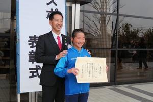 中央公民館入口にて受賞者と市長との記念撮影