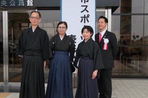 中央公民館入口にて受賞者と市長との記念撮影