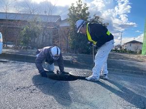 下水道管緊急点検を行う職員