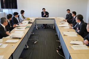 八潮市への支援や吉川市の状況把握、対応等を各部長と協議する市長