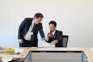 八潮市への支援や吉川市の状況把握、対応等を各部長と協議する市長