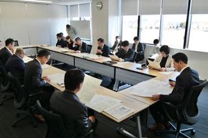 八潮市への支援や吉川市の状況把握、対応等を各部長と協議する市長