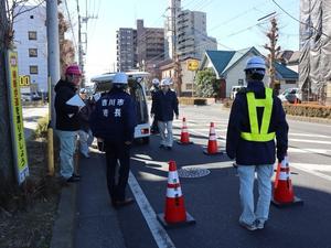 下水道管緊急点検の現場を視察する市長