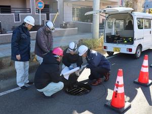 下水道管緊急点検の現場を視察する市長