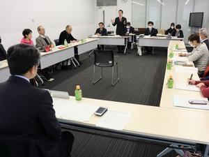 水道運営員会で挨拶をする市長