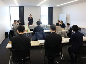 会議の冒頭で挨拶をする市長