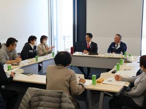 意見が交わされる会議の様子