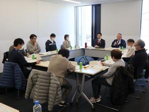 意見が交わされる会議の様子