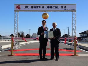 出席者と記念撮影する市長