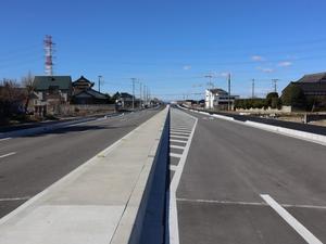 開通した越谷吉川線の道路