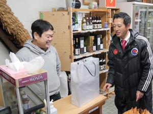 若駒酒造場にて清都専務と笑顔で話をする市長