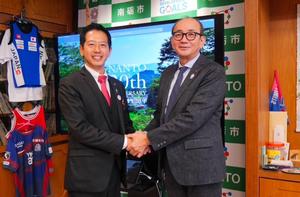 南砺市田中市長と握手にて記念撮影をする中原市長