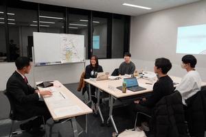 市長と若者会議のメンバーが意見を交わす様子